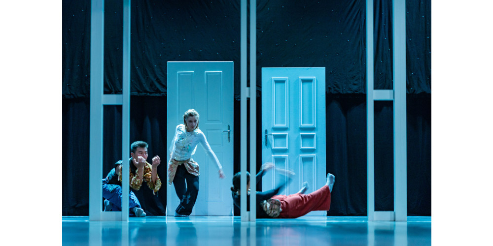 „Pale Blue“ von Nikolaus Adler, Tanz: Ensemble
